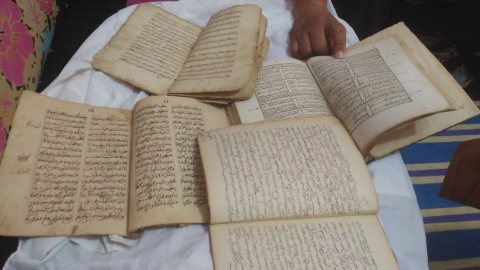 مخطوطات أثرية قديمة جدا عبارة عن كتب  3