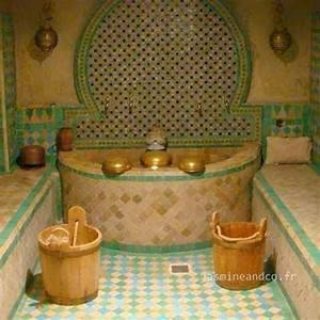 خبيرات وخبراء حمام مغربي لهم دراية شاملة بالخلطات والأعشاب والزيوت 