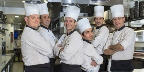 طباخين من جنسية مغربية حاليا عند الشركة النخبة المغربية  4
