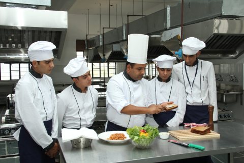 شركة الخليج جوب تتوفر على طباخين في جميع تخصصات 