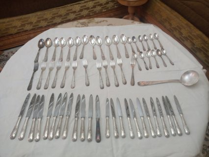 سلسلة من السكاكين والملاعق والشوكاة من الفضة الفرنسية الحرة من الستينات 