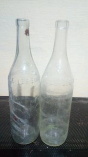 قنينات زجاجية قديمة تعود الى شركة الزيت لوسيور
