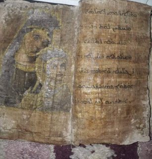 يوجد كتاب مسيحي قديم ولوحات للفنان دافينشي وليرات  2
