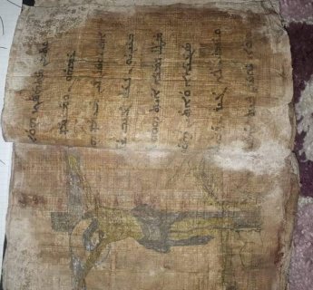 يوجد كتاب مسيحي قديم ولوحات للفنان دافينشي وليرات  3