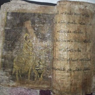 يوجد كتاب مسيحي قديم ولوحات للفنان دافينشي وليرات  4
