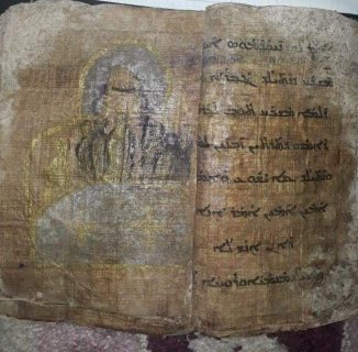 يوجد كتاب مسيحي قديم ولوحات للفنان دافينشي وليرات  7