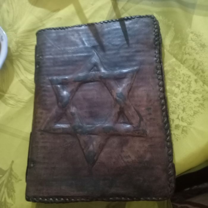كتاب يهودي من الجلد