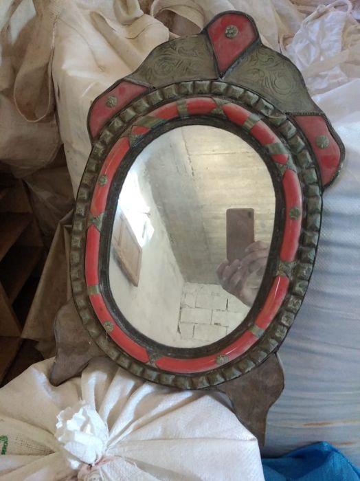 مرآة أثرية قديمة مرصعة بالنحاس