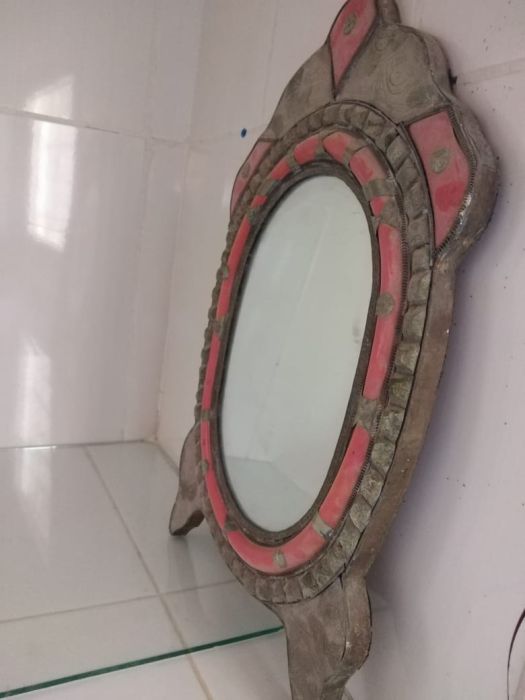 مرآة أثرية قديمة مرصعة بالنحاس 2