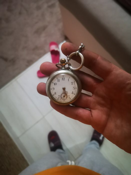 ساعة جيب سويسرية من الفضة يعود عمرها لأكثر من مئة سنة