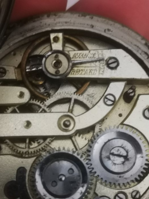 ساعة جيب سويسرية من الفضة يعود عمرها لأكثر من مئة سنة 3