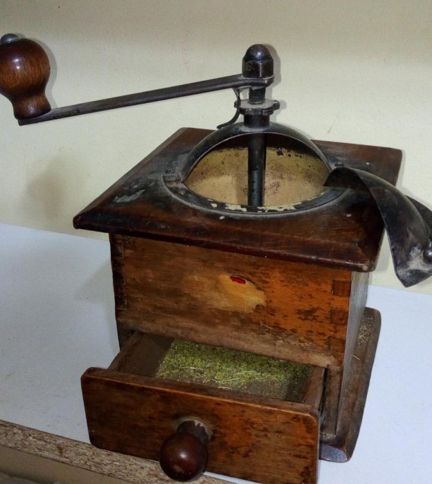 آلة لطحن القهوة تعود لسنة 1930.