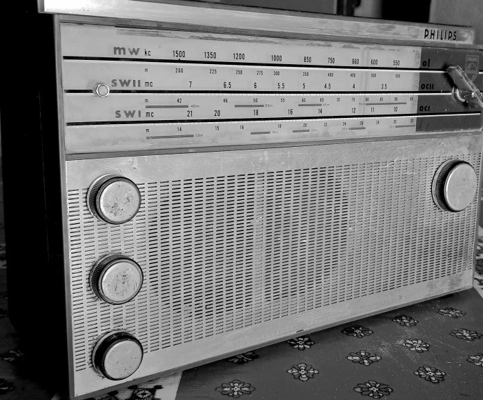 مدياع(راديو) قديم الصنع يعود لسنة 1953 لا زال يعمل  2