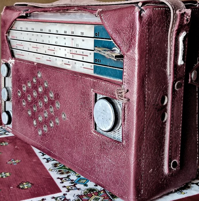 مدياع(راديو) قديم الصنع يعود لسنة 1953 لا زال يعمل  3