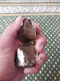 حجر كريم جميل ناعم 220 غرام مقسوم لنصفين، 75 غرام - 145 غرام