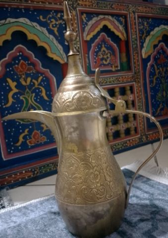 براد نحاسي قديم تقليدي ثقيل و مخدوم 