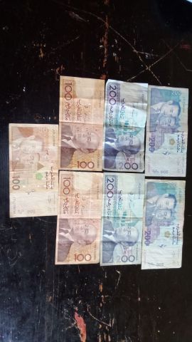 اوراق نقدية من فئة 100 درهم و 200 درهم