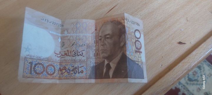 ورقة نقدية من فئة 100 درهم