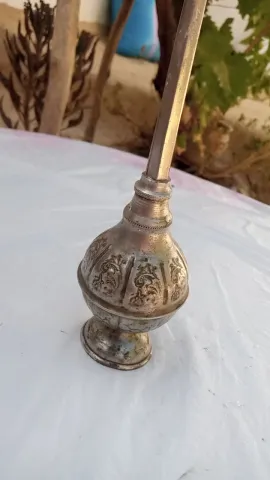 مرشّى تقليدي قديم من النحاس للبيع – تحفة نادرة