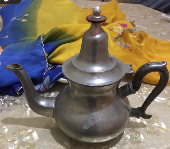 براد قديم متوسط الحجم  مصنوع من الرصاص (للدون )يحتوى على طابع الن