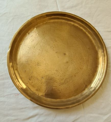 صينية نحاسية مغربية قديمة جدا، عمرها يتجاوز 110 سنة، و هي مصنوع م