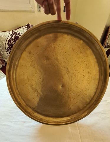 صينية نحاسية مغربية قديمة جدا، عمرها يتجاوز 110 سنة، و هي مصنوع م 3