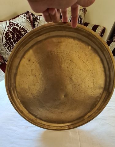 صينية نحاسية مغربية قديمة جدا، عمرها يتجاوز 110 سنة، و هي مصنوع م 4