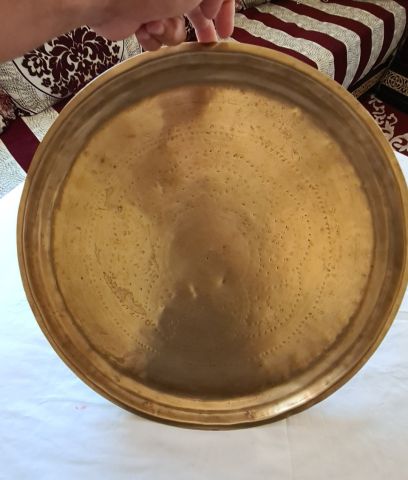 صينية نحاسية مغربية قديمة جدا، عمرها يتجاوز 110 سنة، و هي مصنوع م 5