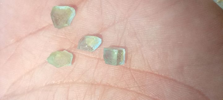 حجر زمرد طبيعي لون أخضر ماءل للزرقة اكوامرين