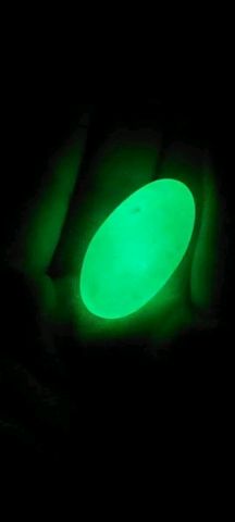 حجر طاقة مميز يضيء بلون أخضر ساحر في الظلام ????