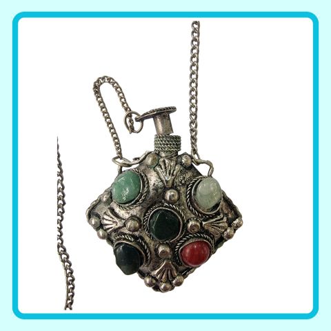 قارورة عطر قديمة الثمن 300 درهم 