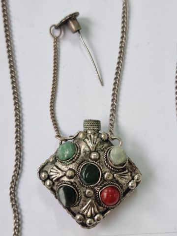 قارورة عطر قديمة الثمن 300 درهم  2