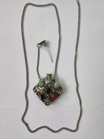 قارورة عطر قديمة الثمن 300 درهم  3