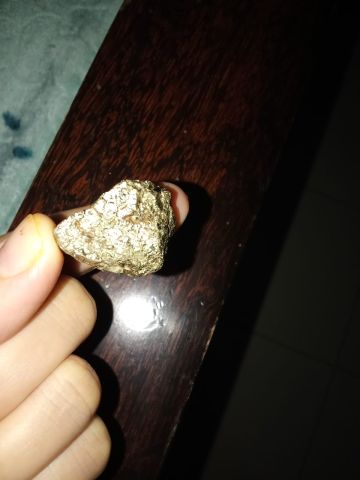 نيزك اسود ذهبي  للبيع