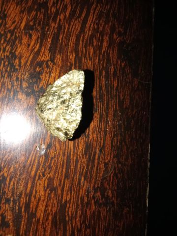 نيزك اسود ذهبي  للبيع 2