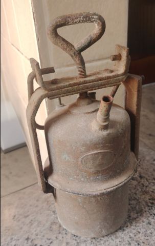 مصباح كربيد (أو مصباح أسيتيلين) قديم