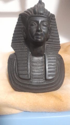 اثار وتحفة فرعون صغير مصنوع من الحجر الاسود القديم ازيد من سنة 60
