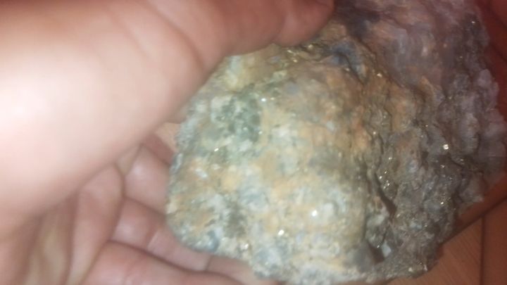 حجر المرو الحامل لدهب