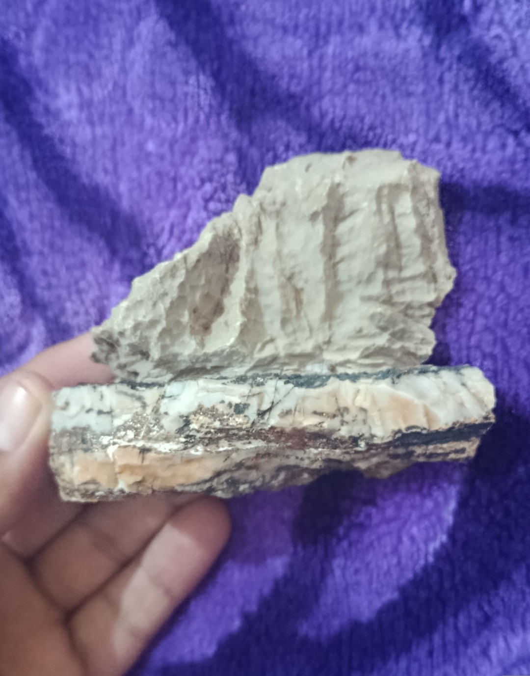 ,,حجر طبيعي على شكل لفظ الجلالة الله 
