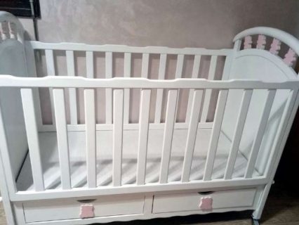 un lit de bébé avec matelas neuf anti allergique 1.40/70    